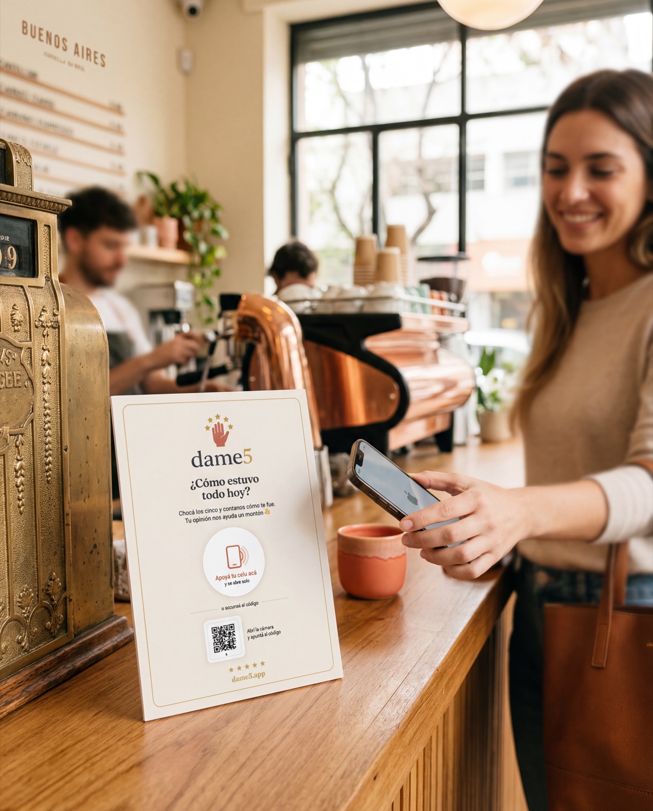 Cartel dame5 en el mostrador de un café, un cliente deja su reseña con el celular